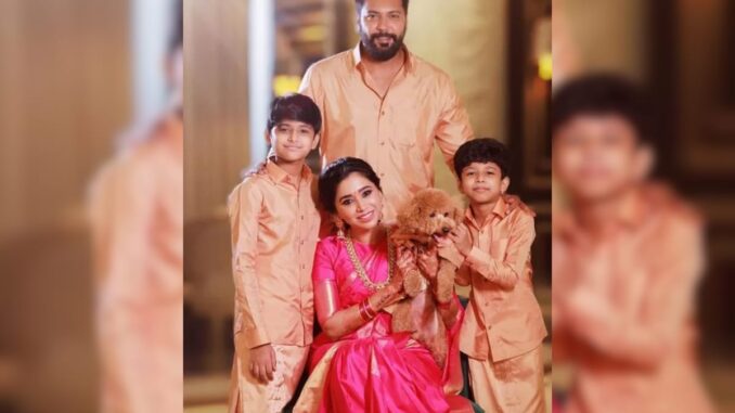 556dp82o_ravi-mohan-and-aarti-ravi_625x300_12_May_25.jpg
